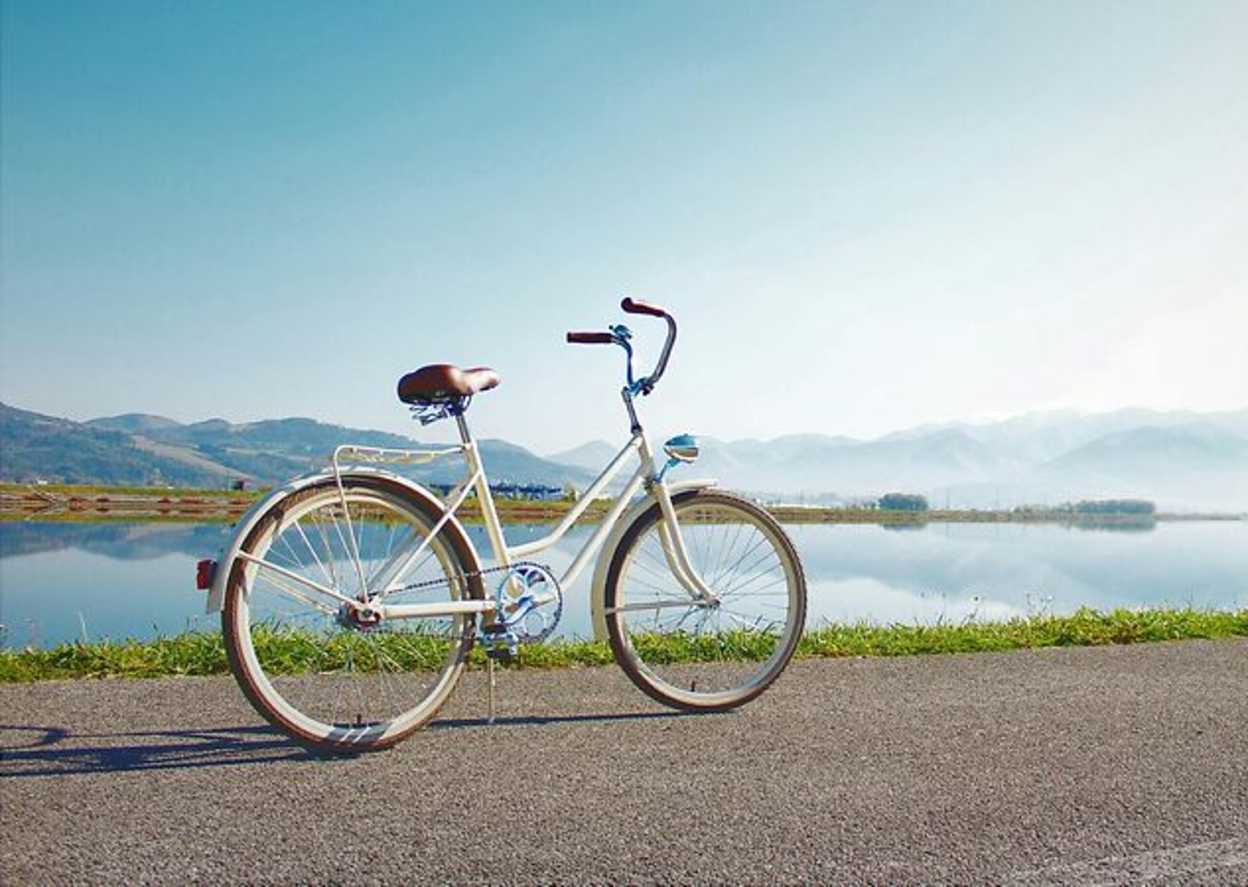 Ein Fahrrad steht geparkt an einem See.