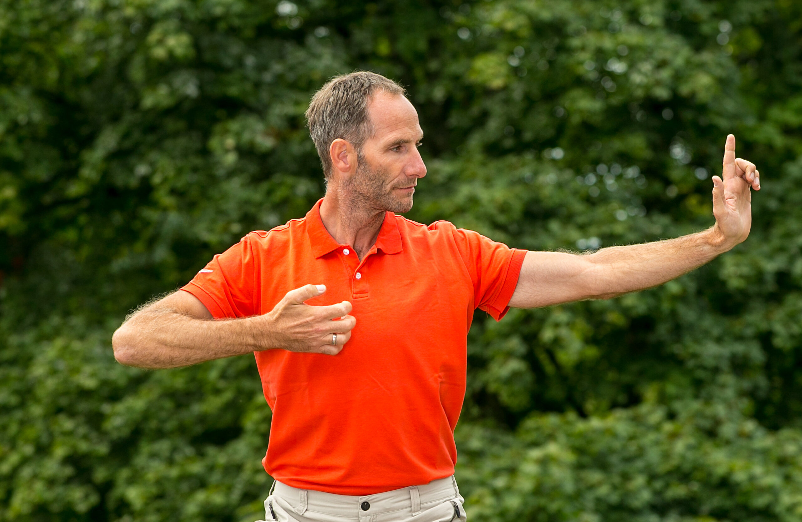 Diplom-Sportlehrer Frank Renner bei einer Qigong Übung