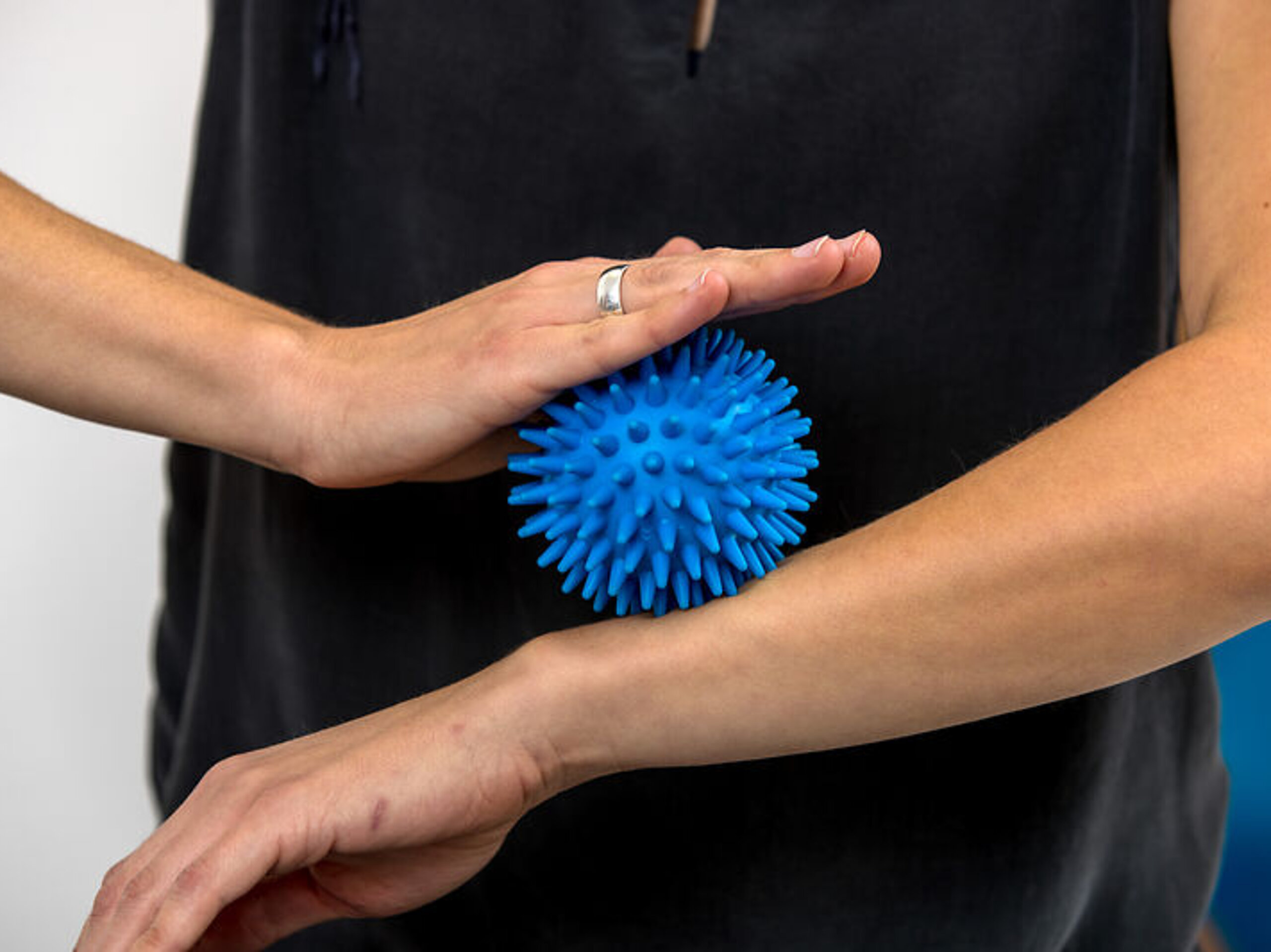 Handmassage mit blauem Igelball