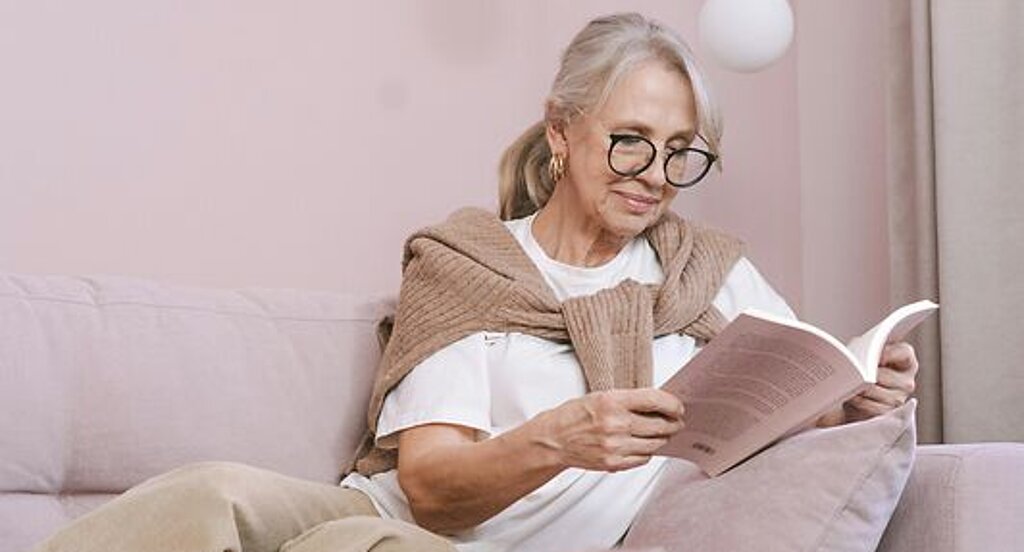 Frau ließt ein Buch.